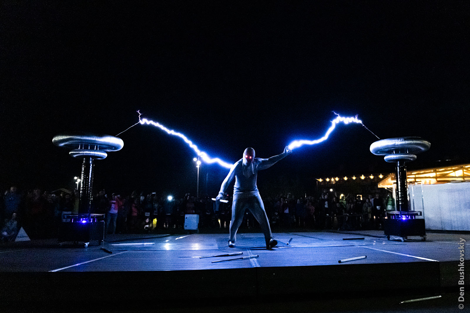 Фотограф Денис Бушковский. Tesla Show. Без названия