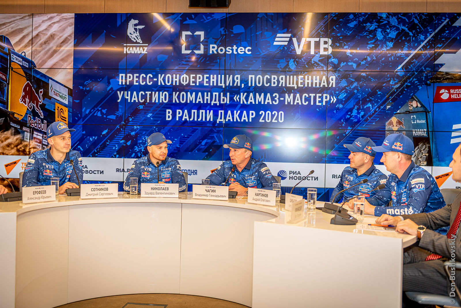 Фотограф Денис Бушковский. Пресс-конференция команды "КАМАЗ-мастер". Без названия
